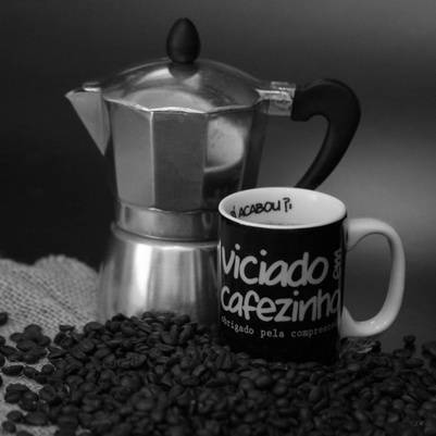 cafeteira xícara e grãos de café