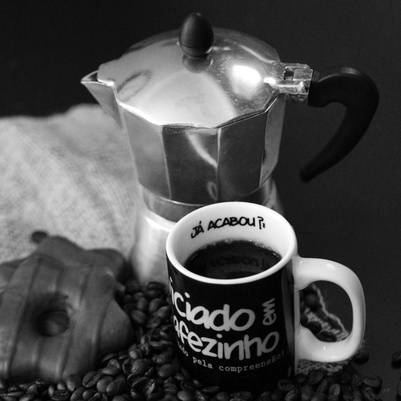 grãos de café xícara e cafeteira
