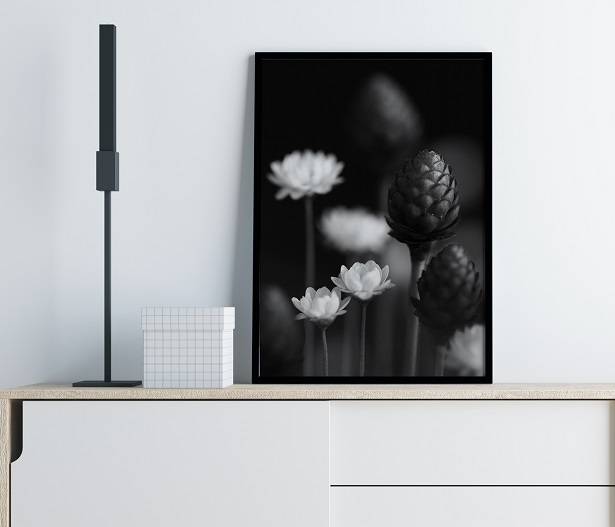 ambiente com quadro flor preto e branco