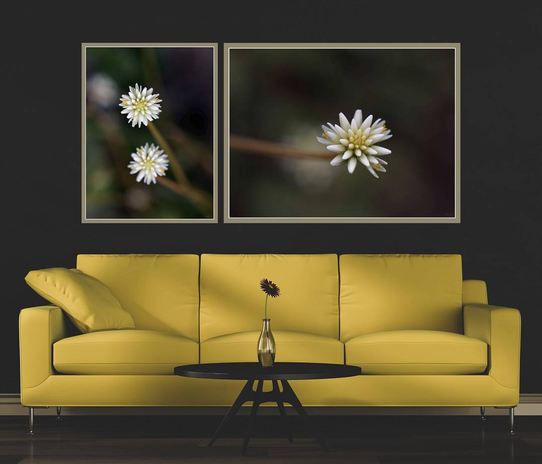 sala com sofá amarelo e quadro de flor